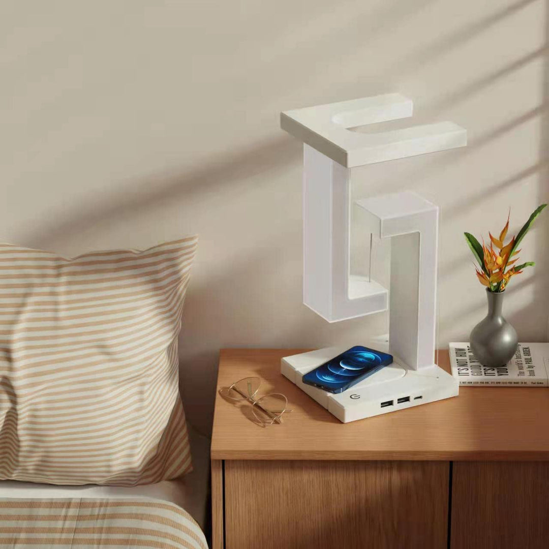 Tischlampe mit kabelloser Ladestation für Smartphone